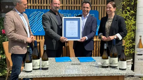 El director de Turismo de Galicia, Xos&eacute; Merelles, entreg&oacute; el sello Galicia Calidade a responsables de la bodega V&iacute;a Atl&aacute;ntica en un acto celebrado junto a la directora-gerente de Galicia Calidade, Ana M&eacute;ndez, y el delegado territorial de la Xunta en Pontevedra, Agust&iacute;n Reguera.ica