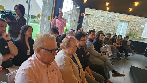 Asistentes y representantes del sector gastron&oacute;mico durante la presentaci&oacute;n de &ldquo;Estrelas no Cami&ntilde;o&rdquo; en Casa Barqueiro, en Negreira.