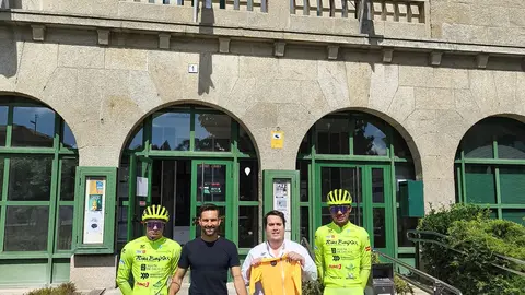 El concejal de Deportes de Nigr&aacute;n, Roberto Garrido, y el gerente del Vigo-R&iacute;as Baixas, Gerardo Chamorro, junto a los corredores Iker Rodr&iacute;guez y Deetray Jarrett, durante la presentaci&oacute;n del Premio Especial que acoger&aacute; el municipio en la Vigo Copa de Espa&ntilde;a &Eacute;lite y Sub-23.