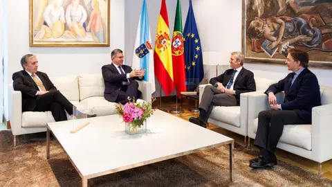 Alfonso Rueda y &Aacute;lvaro Santos durante la reuni&oacute;n institucional celebrada en Santiago para reforzar la cooperaci&oacute;n entre Galicia y el Norte de Portugal en materia de infraestructuras, fondos europeos y promoci&oacute;n conjunta del Xacobeo 2027.