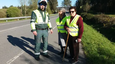 Axentes da Agrupaci&oacute;n de Tr&aacute;fico da Garda Civil entregar&aacute;n chalecos reflectantes e elementos de alta visibilidade durante a campa&ntilde;a especial da DGT dirixida aos usuarios vulnerables nas estradas galegas.