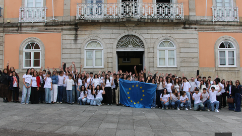 Estudiantes del Agrupamento de Escolas de Valdevez participaron en la celebraci&oacute;n del D&iacute;a de Europa frente al Ayuntamiento de Arcos de Valdevez, portando la bandera europea como s&iacute;mbolo de uni&oacute;n y cooperaci&oacute;n.