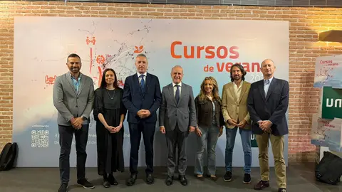 El equipo directivo de la UNED Pontevedra asisti&oacute; en Madrid a la presentaci&oacute;n oficial de los Cursos de Verano 2026 junto al rector de la UNED, Ricardo Mairal, y representantes de distintos centros de la Universidad Nacional de Educaci&oacute;n a Distancia.