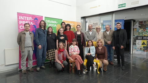 Participantes e integrantes do elenco do documental Bego&ntilde;a Caama&ntilde;o: navegar no pracer do azul durante a presentaci&oacute;n da produci&oacute;n na ESAD de Galicia, en Vigo.