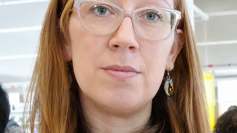 Emma Pedreira, escritora e investigadora da memoria cultural, durante unha das s&uacute;as actividades de divulgaci&oacute;n sobre os cemiterios galegos.