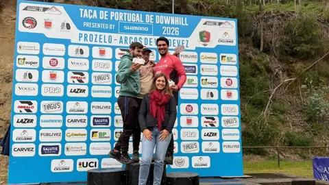 Ganadores y participantes posan durante la ceremonia de entrega de premios de la Copa de Portugal de Downhill celebrada en Prozelo, Arcos de Valdevez.