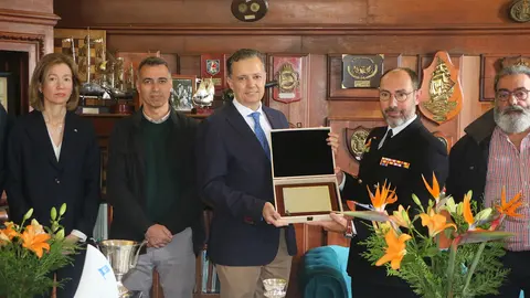 El presidente del Real Club de Regatas Galicia, Wenceslao Gonz&aacute;lez-Garra, entrega una placa conmemorativa al comandante-director de la Escuela Naval Militar de Mar&iacute;n, Tom&aacute;s Clavijo Rey-Stolle, en reconocimiento a los 30 a&ntilde;os de colaboraci&oacute;n entre ambas entidades en la organizaci&oacute;n del Trofeo Almirante Rodr&iacute;guez-Toubes.