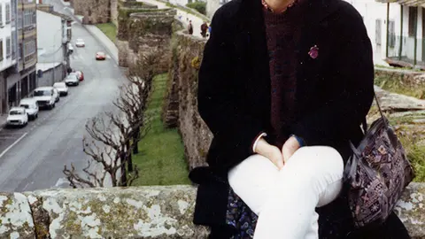 Bego&ntilde;a Caama&ntilde;o na Muralla de Lugo. RAG.