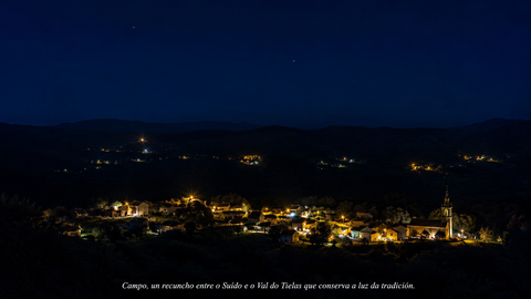 A parroquia de Campo ilumina as noites do Val do Tielas baixo a inmensidade da Serra do Su&iacute;do. A. OUTERELO.