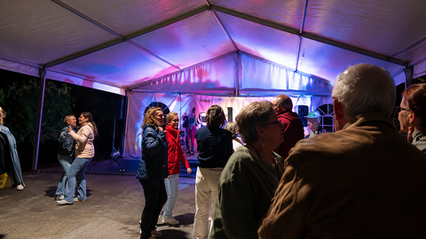 Veci&ntilde;os e visitantes desfrutan do ambiente festivo nas celebraci&oacute;ns parroquiais de Campo, un dos grandes puntos de encontro social da comarca. A. OUTERELO.