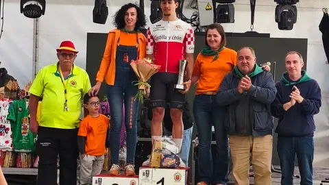 Adri&aacute;n Prieto celebra en el podio de Cevico de la Torre el t&iacute;tulo de campe&oacute;n de Castilla y Le&oacute;n en ruta tras finalizar tercero en la prueba disputada en Palencia.