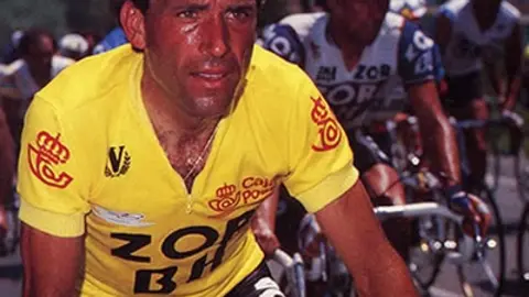 &Aacute;lvaro Pino, con el maillot amarillo de l&iacute;der de la Vuelta a Espa&ntilde;a de 1986, durante una de las etapas de la hist&oacute;rica edici&oacute;n que conquist&oacute; para el ciclismo gallego.