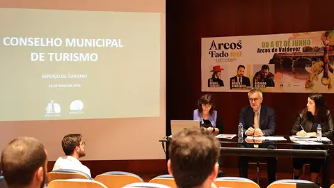 Representantes del sector tur&iacute;stico participaron en la reuni&oacute;n del Consejo Municipal de Turismo de Arcos de Valdevez, donde el Ayuntamiento present&oacute; el balance positivo de 2025 y las nuevas medidas de promoci&oacute;n tur&iacute;stica impulsadas para reforzar el posicionamiento del municipio como destino de referencia en el Alto Minho.