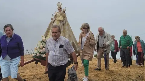 A tradicional subida da Virxe da Gu&iacute;a ata a s&uacute;a capela, unha romar&iacute;a cargada de fe, emoci&oacute;n e fonda devoci&oacute;n popular no coraz&oacute;n do Pi&ntilde;eiro.