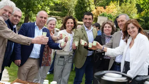 Representantes institucionales y participantes brindan con infusiones de T&eacute;Areeiro durante la celebraci&oacute;n del D&iacute;a Internacional del T&eacute; en la Estaci&oacute;n Fitopatol&oacute;gica de Areeiro, en Pontevedra.