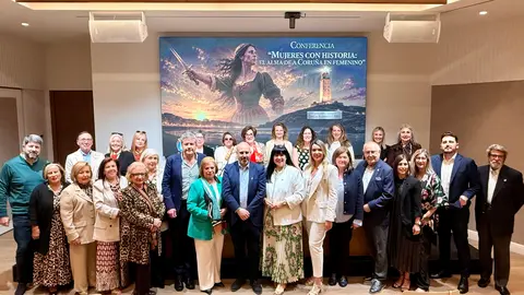 Participantes y organizadores de la conferencia &ldquo;Mujeres con historia: el alma de A Coru&ntilde;a en femenino&rdquo;, celebrada en el Club C&aacute;mara Noroeste y promovida por la Real Orden de Caballeros de Mar&iacute;a Pita y APADE, posan tras un encuentro que reivindic&oacute; el legado de grandes figuras femeninas coru&ntilde;esas.