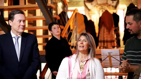 Autoridades y asistentes recorrieron la muestra inaugurada en la Loja Interativa de Turismo, donde el coleccionista Ivo Rua presenta una selecci&oacute;n &uacute;nica de trajes tradicionales y patrimonio etnogr&aacute;fico portugu&eacute;s.