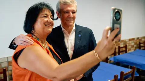 Alfonso Rueda posa para un selfi con una integrante de la comunidad gallega durante su visita a la Casa de Galicia en Gran Canaria.