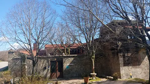 A antiga casa reitoral de Fofe, hoxe reconvertida en establecemento de turismo rural, conserva o valor hist&oacute;rico dun dos edificios m&aacute;is emblem&aacute;ticos da parroquia.