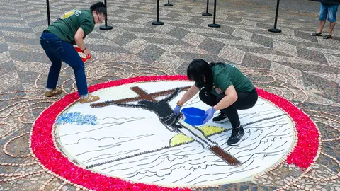 Alfombristas ponteareanos acabando el motivo central de la alfombra de Matosinhos.