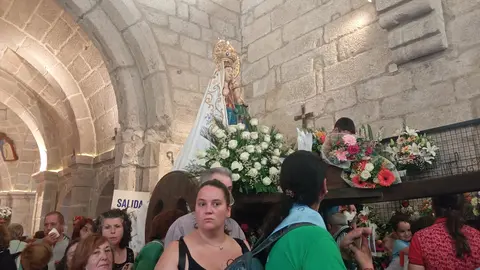A imaxe da Virxe da Franqueira, rodeada de flores e devoci&oacute;n, percorreu o interior do santuario entre milleiros de romeiros durante a hist&oacute;rica celebraci&oacute;n das Pascuillas. A. OUTERELO.