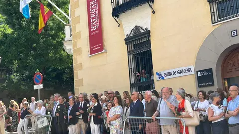 La alcaldesa de Mos, Nidia Ar&eacute;valo, autoridades, vecinos y representantes institucionales participaron frente a la Casa de Galicia en Madrid en el acto de presentaci&oacute;n de la Fiesta de la Rosa de Mos, declarada Fiesta de Inter&eacute;s Tur&iacute;stico de Galicia.