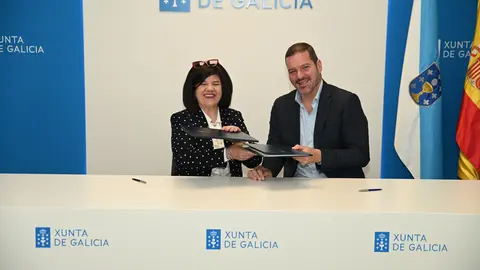 O conselleiro de Cultura, Lingua e Xuventude, Jos&eacute; L&oacute;pez Campos, e a presidenta da Federaci&oacute;n Galega de Teatro Afeccionado, Chelo Pampill&oacute;n, durante a sinatura do convenio de colaboraci&oacute;n para impulsar a actividade do teatro amador galego en 2026.