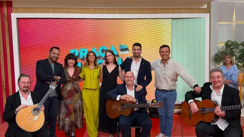 El equipo del Arcos Fado Fest junto a m&uacute;sicos y artistas invitados durante la presentaci&oacute;n televisiva del festival en la RTP, donde tambi&eacute;n actuaron Ana Rita Prada y Tiago Correia.