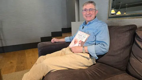 Juan Vicente Boo, periodista y ex corresponsal en el Vaticano durante m&aacute;s de dos d&eacute;cadas, posa con su &uacute;ltimo libro, Le&oacute;n XIV: El Papa de la Nueva Era, en el que analiza las claves del pontificado del sucesor de Francisco.