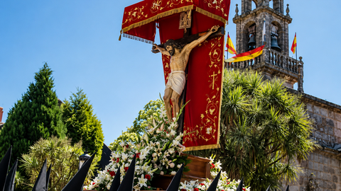 Festividade do Cristo da Agon&iacute;a en A Ca&ntilde;iza, coa imaxe procesional portada polos costaleiros diante da igrexa parroquial, nun dos actos relixiosos m&aacute;is emblem&aacute;ticos e multitudinarios das festas patronais. A. OTEIRELO.