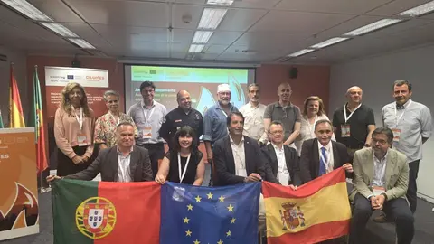 Representantes de las entidades socias y beneficiarias del proyecto europeo CILUMES Interopera posan durante la primera jornada t&eacute;cnica celebrada en Sevilla. La iniciativa, financiada por el programa Interreg POCTEP, reforzar&aacute; la cooperaci&oacute;n entre Espa&ntilde;a y Portugal para mejorar la prevenci&oacute;n y la respuesta ante los grandes incendios forestales en la frontera com&uacute;n.