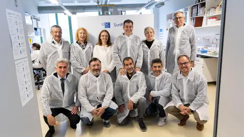 Investigadores, responsables institucionales y representantes empresariales posan en las instalaciones de la nueva unidad mixta USC-SunRock, una iniciativa que permitir&aacute; realizar en Galicia todas las fases precl&iacute;nicas necesarias para el desarrollo de nuevos medicamentos biol&oacute;gicos contra el c&aacute;ncer y enfermedades inflamatorias.