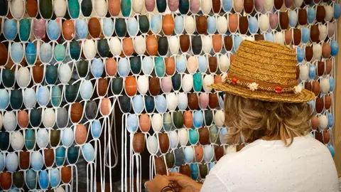 Una de las creaciones del Proyecto Bolina, impulsado por la dise&ntilde;adora y redeira Amalia Puga, que transforma las t&eacute;cnicas tradicionales de confecci&oacute;n de redes de pesca en piezas contempor&aacute;neas de dise&ntilde;o y artesan&iacute;a. La artesana participar&aacute; en el XIII Coraz&oacute;n da Artesan&iacute;a de Agolada con un taller dedicado a la creaci&oacute;n de mobiliario inspirado en el mundo marinero.