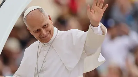 La visita apost&oacute;lica del Papa Le&oacute;n XIV a Espa&ntilde;a despierta grandes expectativas entre los fieles que participar&aacute;n en los actos programados. As&iacute; lo refleja una encuesta elaborada por GAD3 a partir de 10.000 entrevistas, que muestra una amplia confianza en el impacto espiritual y social que tendr&aacute; el viaje del Pont&iacute;fice.

Seg&uacute;n el estudio, el 74% de los encuestados considera que la visita servir&aacute; para dar mayor visibilidad al mensaje de la Iglesia, mientras que el mismo porcentaje cree que reforzar&aacute; el sentimiento de pertenencia a una comunidad de creyentes. Adem&aacute;s, el 70% conf&iacute;a en que contribuya a difundir la fe cristiana y el 63% espera que ayude a fortalecer el compromiso de los cat&oacute;licos.

Frente a estas expectativas positivas, un 28% de los participantes opina que el viaje podr&iacute;a ser aprovechado pol&iacute;ticamente, mientras que solo un 4% considera que pasar&aacute; desapercibido para la mayor&iacute;a de los espa&ntilde;oles.

Entre los temas que los asistentes desean escuchar en las intervenciones del Santo Padre destacan los relacionados con los j&oacute;venes y el futuro, mencionados por el 65% de los encuestados, y la familia y la defensa de la vida, se&ntilde;alados por el 64%. Tambi&eacute;n figuran entre las prioridades la educaci&oacute;n, los valores y la libertad religiosa (53%).

Otros asuntos que los participantes consideran importantes son el di&aacute;logo con quienes se han alejado de la fe (38%), la paz y los conflictos internacionales (32%), la renovaci&oacute;n interna de la Iglesia (28%), la pobreza y la justicia social (25%) y el impulso a las vocaciones (23%). En menor medida aparecen la migraci&oacute;n y la acogida (17%) y el cuidado de la creaci&oacute;n (7%).

La encuesta tambi&eacute;n ofrece una imagen muy favorable del Papa Le&oacute;n XIV. Los asistentes lo describen como un pont&iacute;fice claro en sus mensajes, cercano y con una marcada orientaci&oacute;n pastoral. El 90% afirma tener una opini&oacute;n positiva o muy positiva de su figura.

Las principales razones para acudir al encuentro con el Papa est&aacute;n relacionadas con la vivencia de la fe. El 69% se&ntilde;ala como motivaci&oacute;n principal expresar p&uacute;blicamente sus creencias, mientras que el 62% desea profundizar en su experiencia espiritual y el 60% quiere compartir la celebraci&oacute;n con familiares o amigos. Adem&aacute;s, el 57% reconoce que la posibilidad de ver al Papa en persona ha influido decisivamente en su asistencia.

Los sentimientos que esperan experimentar durante el evento son principalmente la alegr&iacute;a (59%) y la esperanza (53%), seguidos de la conexi&oacute;n espiritual (47%) y la paz interior (44%).

La parroquia contin&uacute;a siendo el principal canal de informaci&oacute;n sobre la visita, citada por el 52% de los encuestados. Le siguen la p&aacute;gina web oficial (29%), los familiares y amigos (27%) y las redes sociales (25%). En cuanto a los desplazamientos, m&aacute;s de la mitad de los asistentes prev&eacute; viajar en autob&uacute;s, mientras que el coche y el tren son las otras opciones m&aacute;s utilizadas.

Invitados a resumir en una palabra el mensaje que transmitir&iacute;an al Santo Padre, los participantes eligieron mayoritariamente el t&eacute;rmino &ldquo;gracias&rdquo;, acompa&ntilde;ado de conceptos como esperanza, j&oacute;venes, oraci&oacute;n y mundo, reflejando el clima de ilusi&oacute;n que rodea la visita de Le&oacute;n XIV a Espa&ntilde;a.