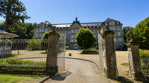 Vista do hist&oacute;rico Gran Hotel de Mondariz, s&iacute;mbolo da tradici&oacute;n termal galega.