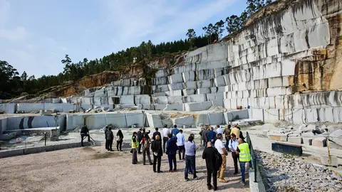 Visita de profesionales y representantes del sector a una cantera de piedra natural en Galicia, una de las actividades vinculadas a Stonegal para mostrar el potencial extractivo e industrial de una comunidad l&iacute;der en la producci&oacute;n de granito y pizarra.