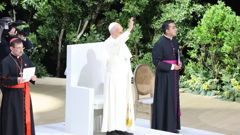 Le&oacute;n XIV saluda a los miles de asistentes que llenaron el Movistar Arena durante el encuentro 'Tejer Redes'. GABRIEL GONZ&Aacute;LEZ-ANDR&Iacute;O.