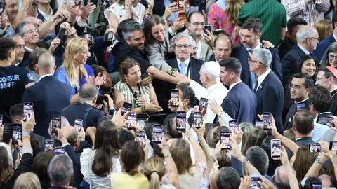 Antes del inicio del acto, Le&oacute;n XIV rompi&oacute; el protocolo previsto para recorrer los pasillos del Movistar Arena y saludar personalmente a numerosos asistentes. GABRIEL GONZ&Aacute;LEZ-ANDR&Iacute;O.