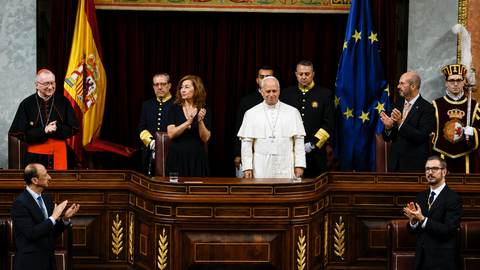 El papa Le&oacute;n XIV recibe una prolongada ovaci&oacute;n en el Congreso de los Diputados tras convertirse en el primer Pont&iacute;fice de la historia en dirigirse a las Cortes Generales de Espa&ntilde;a, durante una sesi&oacute;n conjunta del Congreso y el Senado.