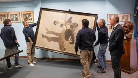 Operarios especializados realizan el descolgado y embalaje de A derradeira leici&oacute;n do mestre en el Centro Galicia de Buenos Aires, antes de su traslado temporal al Museo de Pontevedra para una exposici&oacute;n hist&oacute;rica dedicada a Castelao.