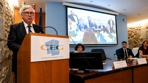El presidente de la Confederaci&oacute;n de Empresarios de Galicia (CEG), Juan Manuel Vieites, durante su intervenci&oacute;n en la asamblea general de la organizaci&oacute;n, donde reivindic&oacute; m&aacute;s infraestructuras, energ&iacute;a y seguridad jur&iacute;dica para reforzar la competitividad del tejido empresarial gallego.