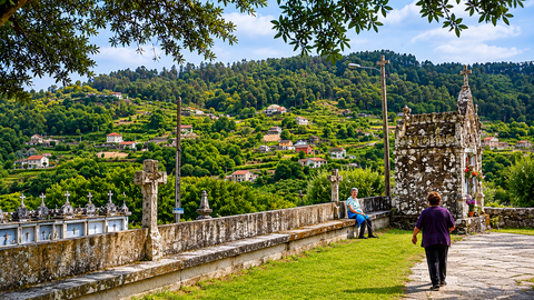 A aldea de Aboal, contemplada desde o recinto da igrexa parroquial.