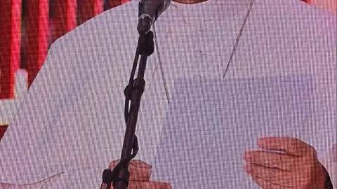 O papa Le&oacute;n XIV aparece nunha das pantallas xigantes instaladas durante a vixilia celebrada en Madrid. R. LEDO.