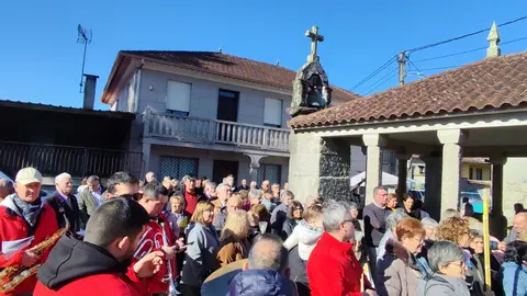 Vecinos y visitantes participan en la tradicional celebraci&oacute;n de San Brais, una de las festividades m&aacute;s arraigadas de la parroquia de Areas.