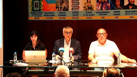 Presentaci&oacute;n del programa &ldquo;Arcos Ver&atilde;o&rdquo;, a cargo del presidente de la C&acirc;mara Municipal de Arcos de Valdevez, Oleg&aacute;rio Gon&ccedil;alves, y de la vicepresidenta, Em&iacute;lia Cerdeira, con una agenda que llenar&aacute; el municipio de m&uacute;sica, cultura, deporte, romer&iacute;as y actividades durante los pr&oacute;ximos tres meses.
