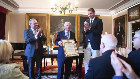 Jos&eacute; Gabriel Barreiro posa coa distinci&oacute;n recibida tras ser reco&ntilde;ecido coa Medalla de Ouro da Real Sociedade Econ&oacute;mica de Amigos do Pa&iacute;s de Santiago, entre os aplausos dos asistentes.