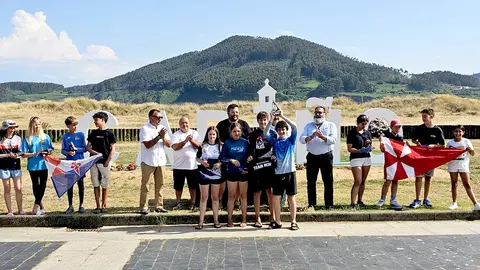 El Real Club N&aacute;utico de La Coru&ntilde;a celebra en Cari&ntilde;o su segundo t&iacute;tulo consecutivo como campe&oacute;n gallego por equipos de clubes de Optimist, acompa&ntilde;ado por el resto de clubes participantes y representantes de la organizaci&oacute;n.