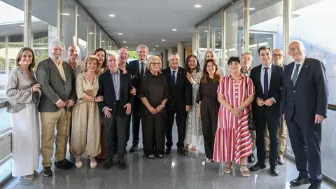 Alfonso Rueda, junto a Ernesto Pedrosa y representantes institucionales y universitarios, durante el acto de conmemoraci&oacute;n del 30 aniversario del Consello Social de la Universidade de Vigo.