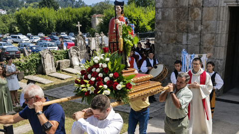 Procesi&oacute;n de San Lourenzo en Arnoso, una de las celebraciones religiosas que mantiene viva la tradici&oacute;n comunitaria de la parroquia.