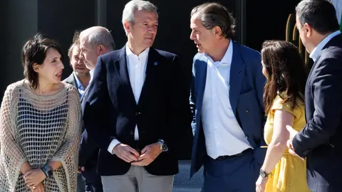 El presidente de la Xunta, Alfonso Rueda, durante su visita a la nueva sede de Hijos de Rivera en A Coru&ntilde;a, acompa&ntilde;ado por representantes de la compa&ntilde;&iacute;a y autoridades.